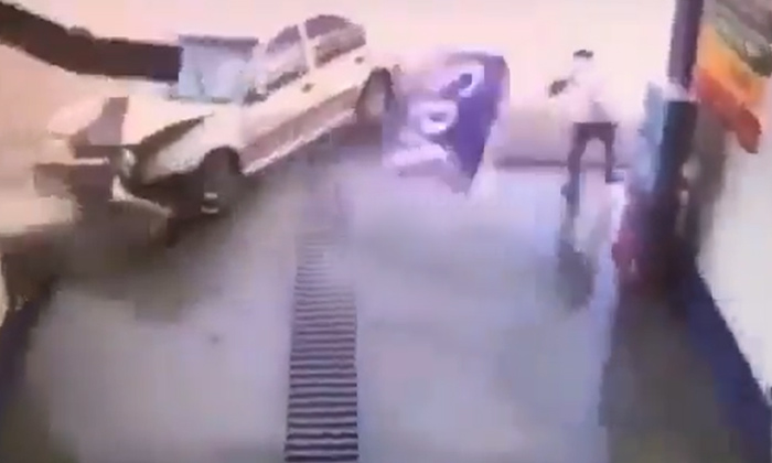  Man Luckily Escapes From Car Accident Viral Video,car Accident,man,viral Video,s-TeluguStop.com