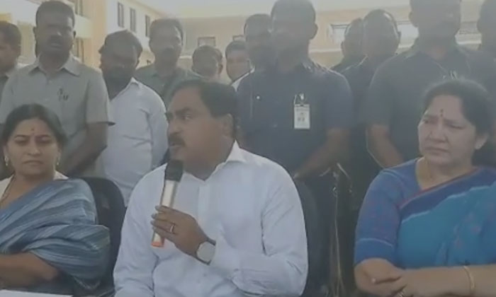  Mahabubabad District: Minister Dayakar Rao's Media Conference At The New Collect-TeluguStop.com