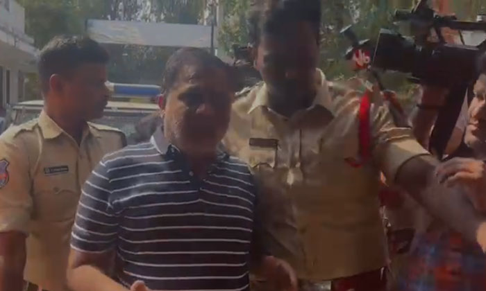  Police Have Taken Nanda Kumar Into Custody In Banjarahills Police Station Cheati-TeluguStop.com