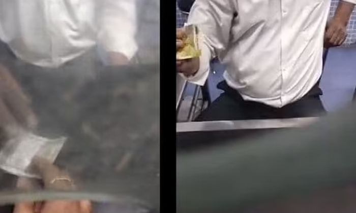  Viral: The Railway Clerk Who Cheated A Passenger Rs.500 Note Was Cheated By Rs.2-TeluguStop.com