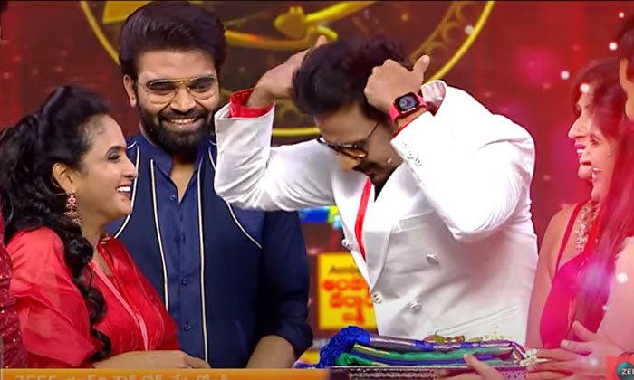  Serial Artists Who Presented A Sari Saree To Anchor Lasya Viral Video Serial Art-TeluguStop.com