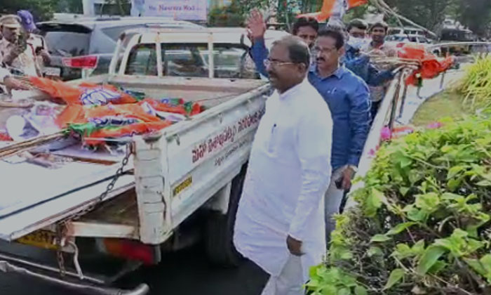  Somuveerraju Stopped The Officials Who Were Removing Bjp Flags At Siripuram Junc-TeluguStop.com