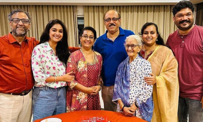  Actress Keerthy Suresh Shared A Cute Photo With Her Parents Details, Actress Kee-TeluguStop.com