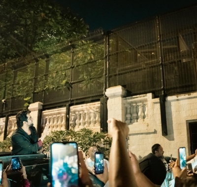  Ayushmann Poses In Front Of Srk's Mannat; Gets Mobbed By Fans-TeluguStop.com