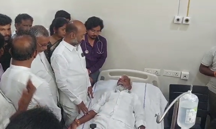 Bandi Sanjay Visits Bjp Leaders Who Got Injured By Trs Leaders Attack Details, B Bandi Sanjay Visits Bjp Leaders Who Got Injured By Trs Leaders Attack Details, B-TeluguStop.com