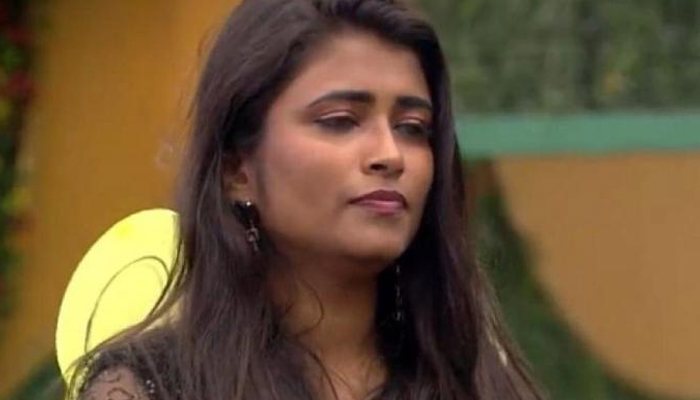  Bigg Boss 6 Telugu Geetu Royal Cries Over Watching Family Episode , Bigg Boss 6,-TeluguStop.com