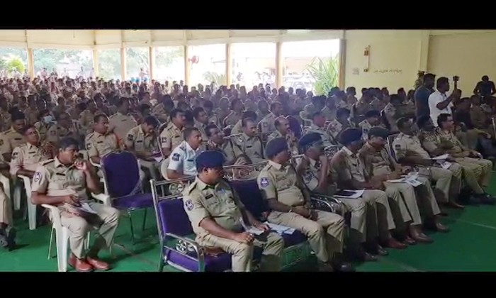  Cp Mahesh Bhagavat Meeting With Police Staff At Choutuppal Municipal Center Deta-TeluguStop.com