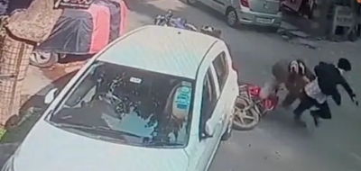  Delhi Police Constable Jumps Off Bike To Catch Snatcher-TeluguStop.com