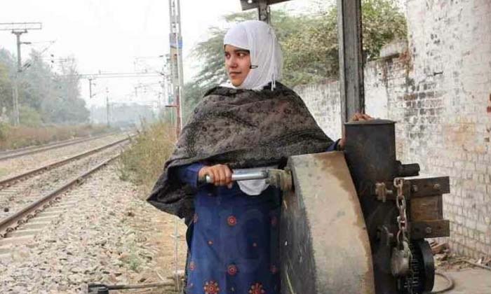 Telugu India, Railway Gate, Salma, Salma Baig, Latest-Latest News - Telugu