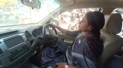  Hyderabad Cops Tow Away Car With Sharmila Sitting Inside (ld)-TeluguStop.com