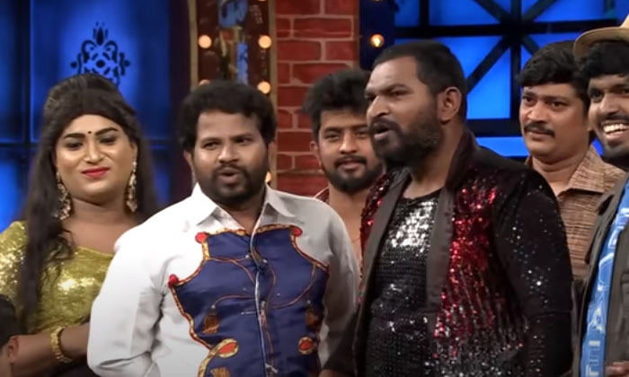 Hyper Aadhi Harassing New Jabardasth Anchor Soumya Rao Hyper Aadi, Jabardasth, A Hyper Aadhi Harassing New Jabardasth Anchor Soumya Rao Hyper Aadi, Jabardasth, A-TeluguStop.com