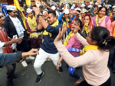  Kejriwal's Roadshow Draws Massive Crowd; Cm Promises Corruption-free Mcd-TeluguStop.com