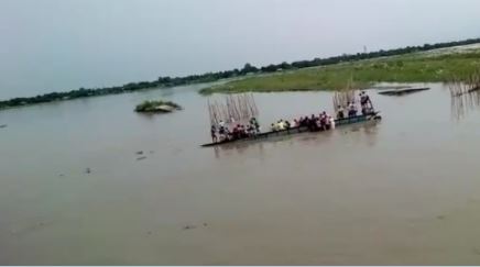  Boat Capsize Near Sriparru In Eluru.. Two Killed-TeluguStop.com