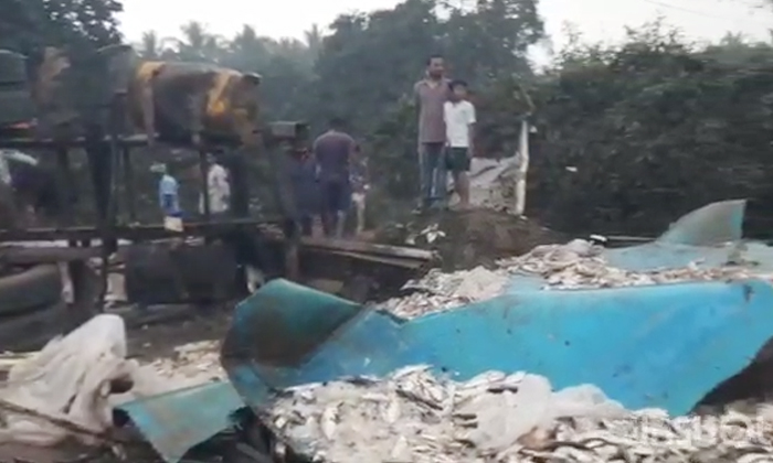  Lorry With Fish Load Overturned In Jeelugu Milli Mandal, Lorry With Fish Load ,f-TeluguStop.com