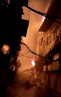 Massive Blaze In Old Delhi's Bhagirath Palace Market, No Casualties-TeluguStop.com