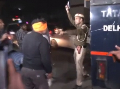  Mehrauli Murder: Men With Swords Attack Police Van Carrying Aaftab-TeluguStop.com