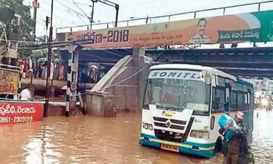  Heavy Rains In Nellore District..people's Life Is Chaotic-TeluguStop.com