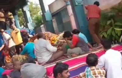  Puducherry Temple Elephant 'lakshmi' Collapses On Road, Dies-TeluguStop.com