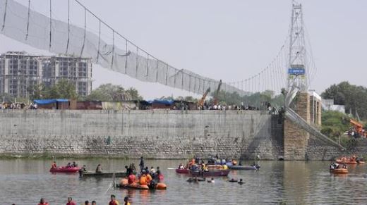  Morbi Bridge Incident Accused In Police Custody-TeluguStop.com