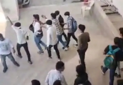  Right Wing Activists Assault Youths In University Campus In Surat-TeluguStop.com