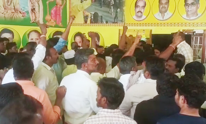  Tdp Leaders Fight In Sattenapalli Ntr Bhavan, Tdp Leaders Fight ,sattenapalli Nt-TeluguStop.com