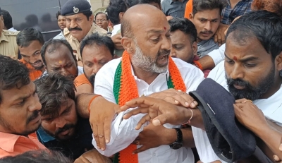  Telangana Police Stop State Bjp Chief Ahead Of 'padayatra'-TeluguStop.com