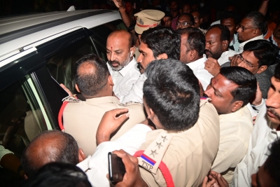  T'gana Bjp Chief Placed Under House Arrest To Foil March-TeluguStop.com