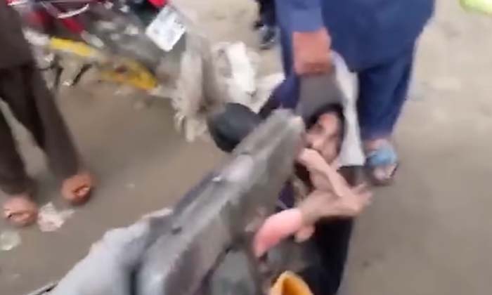  The Girl Who Showed The Thieves In Broad Daylight The Video Is Viral , Pakistani-TeluguStop.com