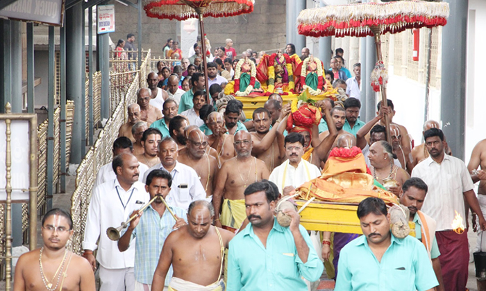  Tirumala Sarvadarshanam Begins After Lunar Eclipse Details, Tirumala Sarvadarsha-TeluguStop.com