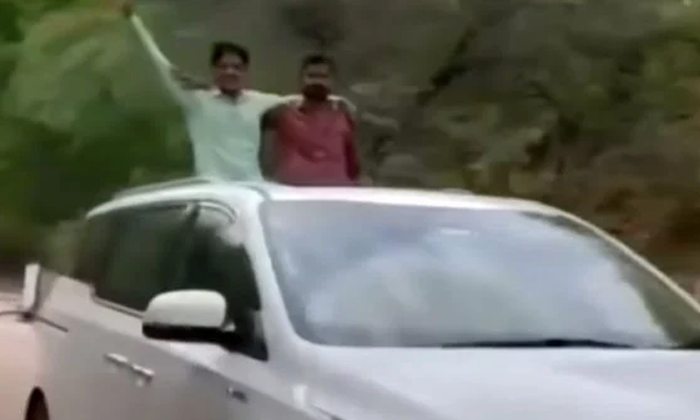  Viral Video Avoid Standing Out Of The Sunroof A Moving Car Details, Car, Sunroo-TeluguStop.com