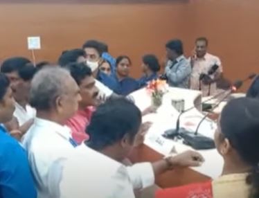  Chaos In Visakha Gvmc Council Meeting-TeluguStop.com