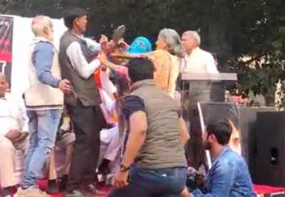  Woman Thrashes Man With Slipper During Hindu Mahapanchayat On 'justice For Shrad-TeluguStop.com