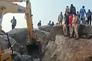  Ongoing Rescue In Singarayapalli Forest Area-TeluguStop.com