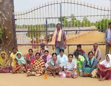  Khammam District Lakaram Tank Bund Workers Protest-TeluguStop.com