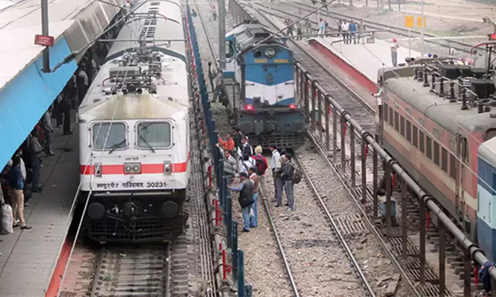  28 Tamilians Unemployees Got Cheated Railway Jobs Scam Details, Railway Compartm-TeluguStop.com