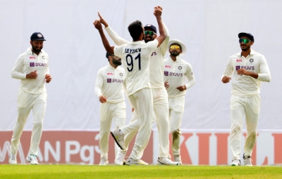  2nd Test, Day 1: India Trail By 208 Runs After Ashwin, Umesh Four-fers Skittle B-TeluguStop.com