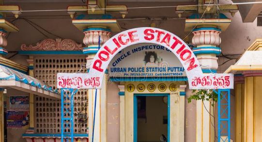  Tension Near Puttaparthi Urban Police Station.. Tension-TeluguStop.com