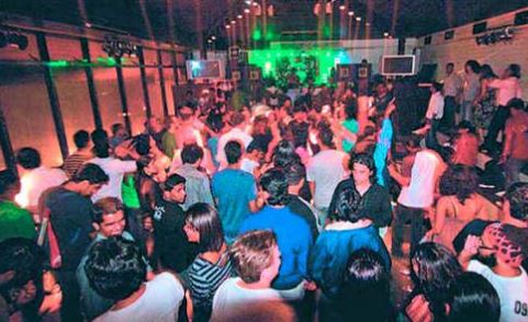 Police Whip On Pubs In Hyderabad..! Police Whip On Pubs In Hyderabad..!-TeluguStop.com