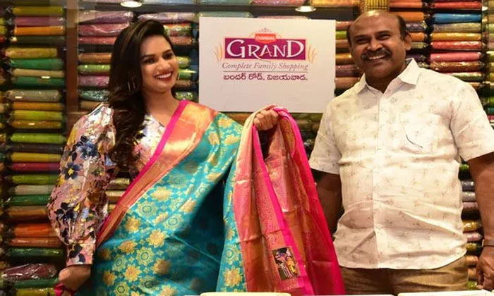  Actress Ariyana Glory Launched The Collections Chandana Grand In Bandar Road V-TeluguStop.com