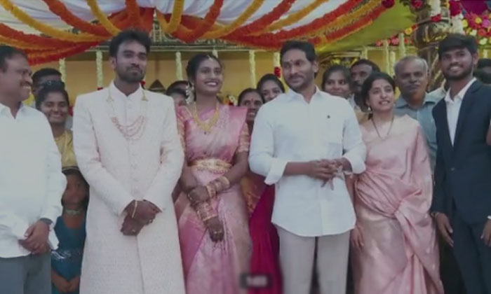  The Couple Of Cm Shri Ys Jagan Attended The Wedding Ceremony Of D. Ravishekhar'-TeluguStop.com