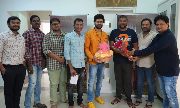  Director Parasuram Launched Sindhooram Movie O Maadiriga Song,director Parasuram-TeluguStop.com