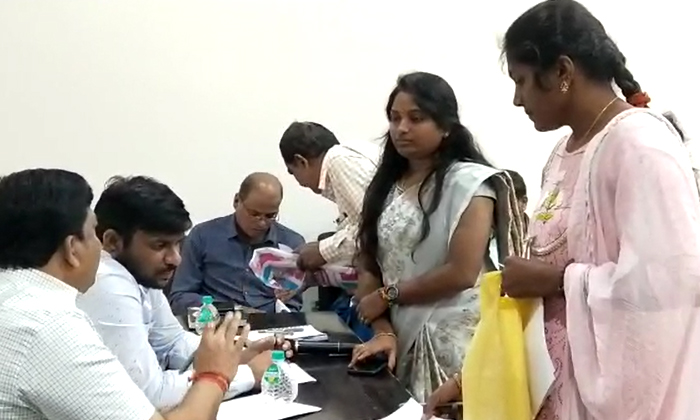  In Collectorate Grievances The Collector Witnessed The Differences Between The O-TeluguStop.com