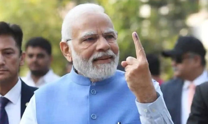 Prime Minister Modi Exercised His Right To Vote In The Second Phase Of Gujarat A-TeluguStop.com