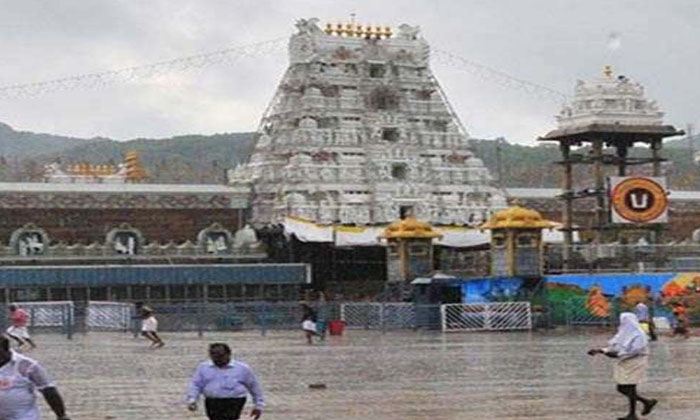  Heavy Rain In Tirumala.. Devotees Facing Severe Difficulties ,tirumala,  Devotee-TeluguStop.com