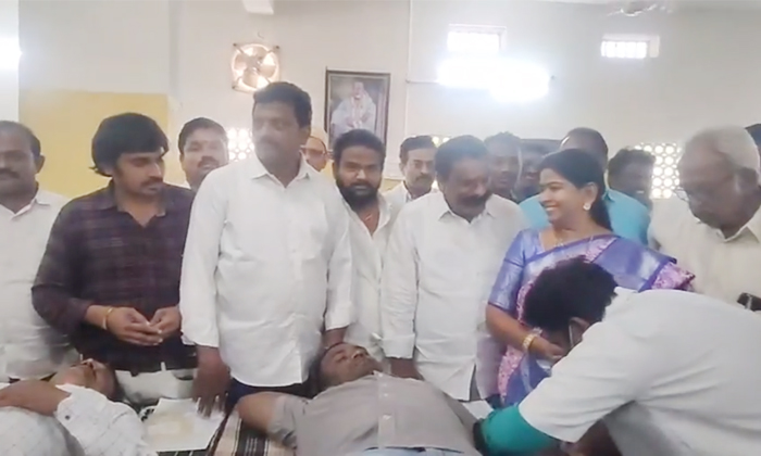  Home Minister Taneti Vanitha Started The Blood Donation Camp Details, Home Minis-TeluguStop.com