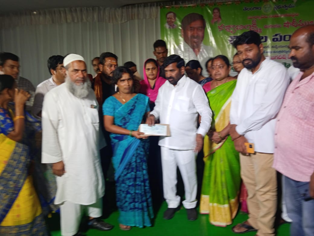  Kalyana Lakshmi Was The Minister Who Handed Over The Cheques-TeluguStop.com