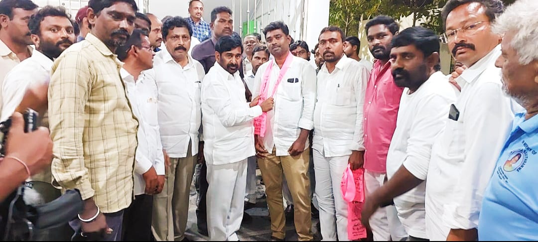  Bjp District Secretary Who Joined Trs-TeluguStop.com