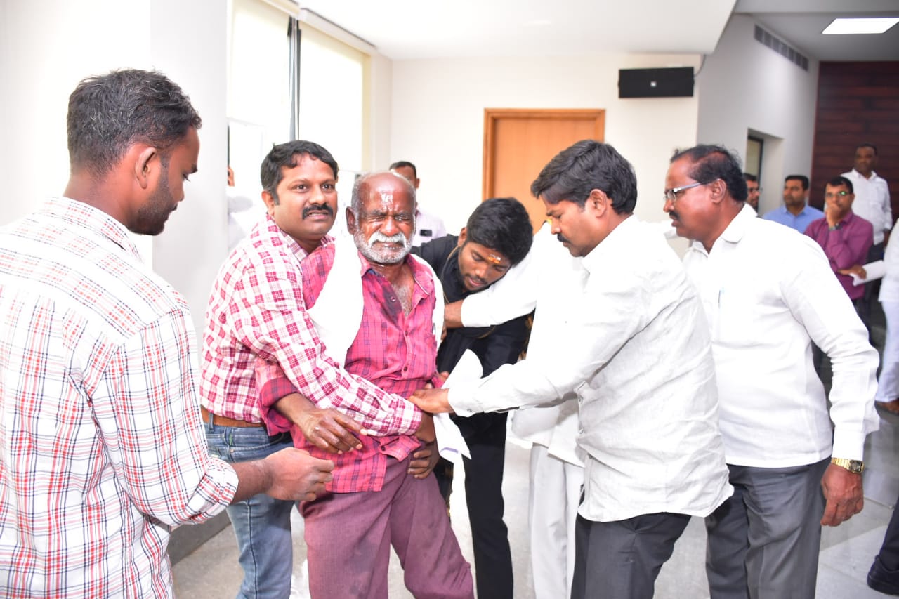 Man Commits Suicide In Public Man Commits Suicide In Public-TeluguStop.com