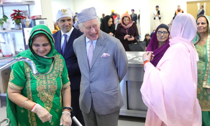  Uk: King Charles Visits Gurudwara Sits On Floor With Sikh Devotees,king Charles,-TeluguStop.com