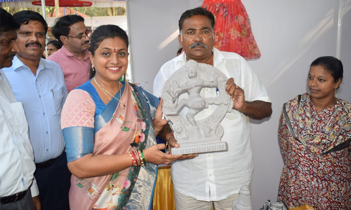  Minister Rk Roja Inaugurated The Handloom And Handicrafts Exhibition At Bhawani-TeluguStop.com
